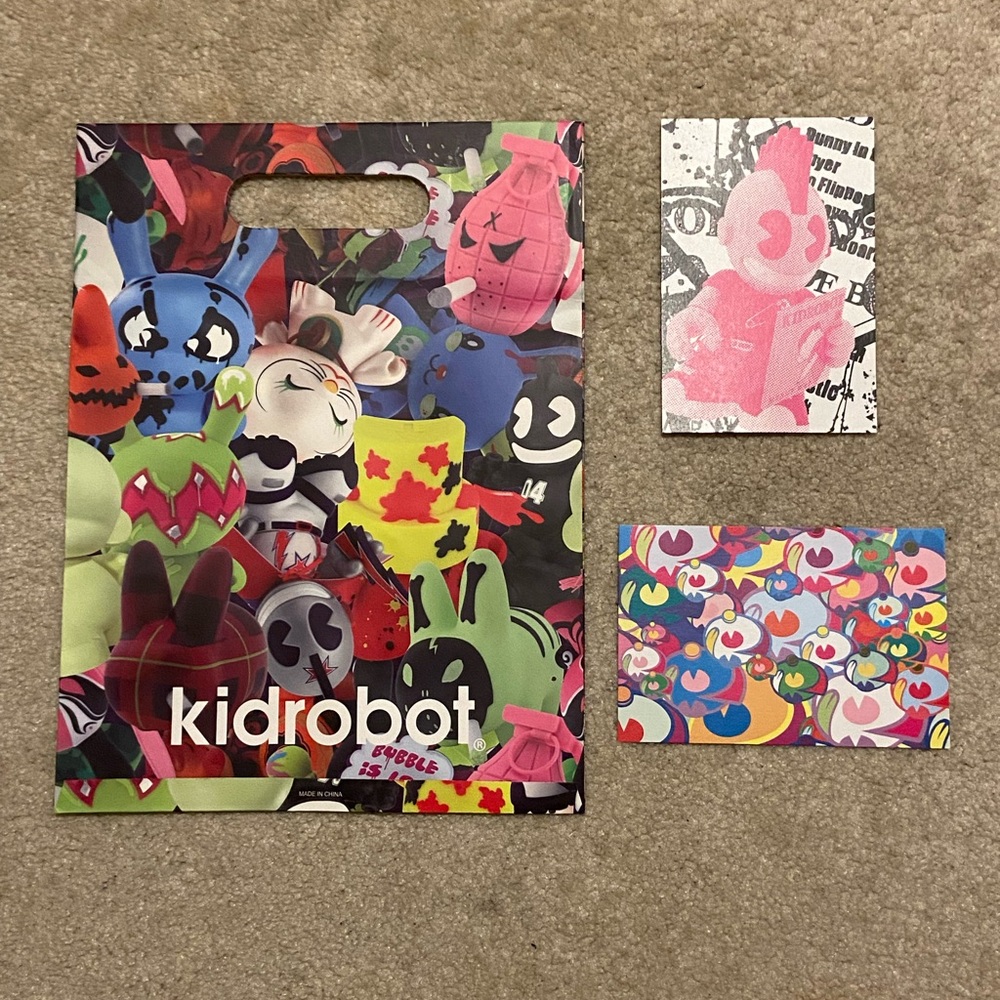KidRobot medium shopping bag and 2 cards,